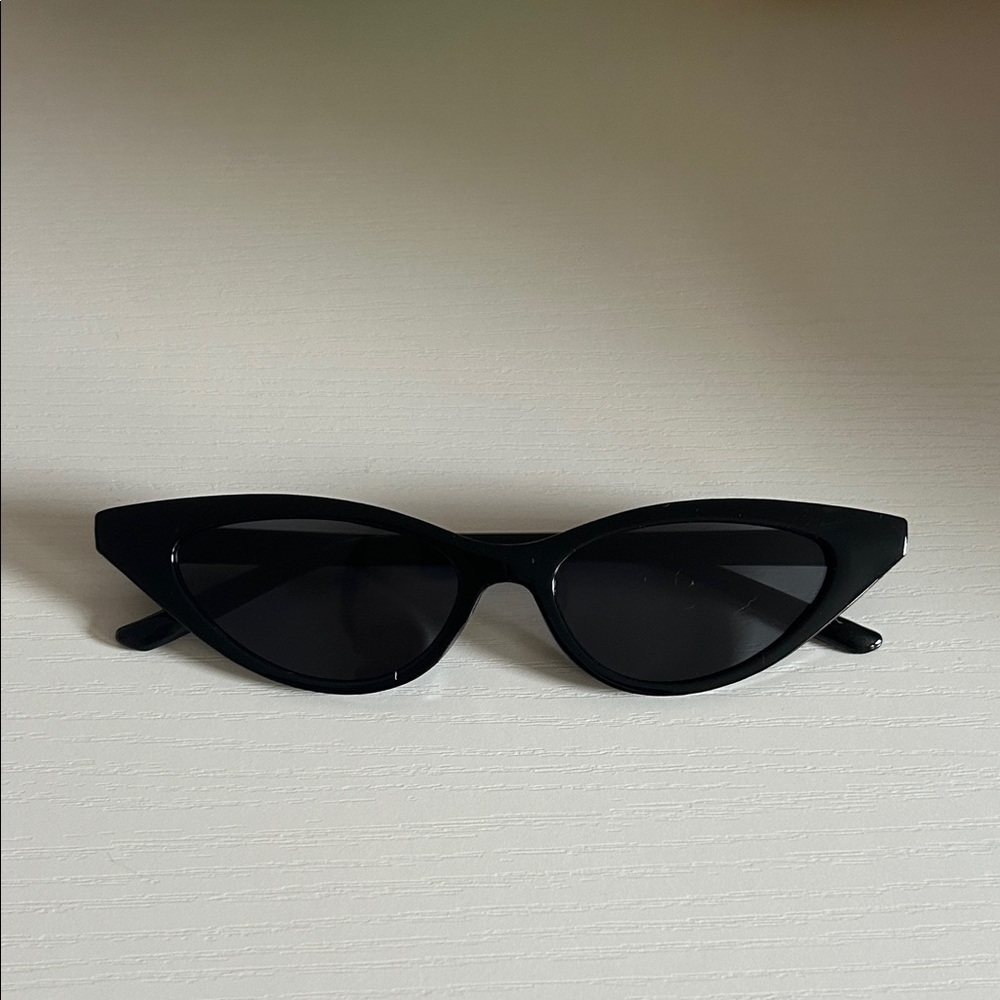 Black Cat-Eye Women's Sunglasses - Sleek Fashion Accessory